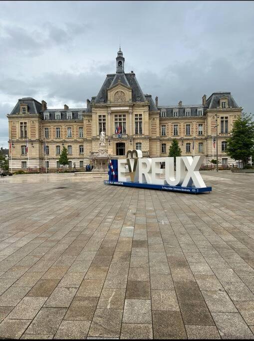 Apt Evreux 900M De La Gare 외부 사진